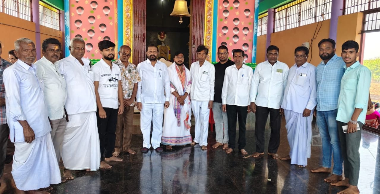 గుబ్బడి సంఘమేశ్వర స్వామిని దర్శించుకున్న ఎస్సి కార్పొరేషన్ మాజీ చెర్మన్ వై.నరోత్తం.