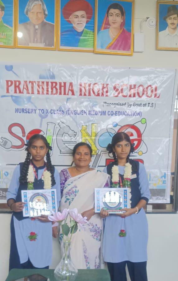 ప్రతిభ మోడల్ హై స్కూల్ జిల్లా స్థాయిలో ఫస్ట్ ర్యాంక్ సాధించిన 9వ తరగతి విద్యార్థులు 2