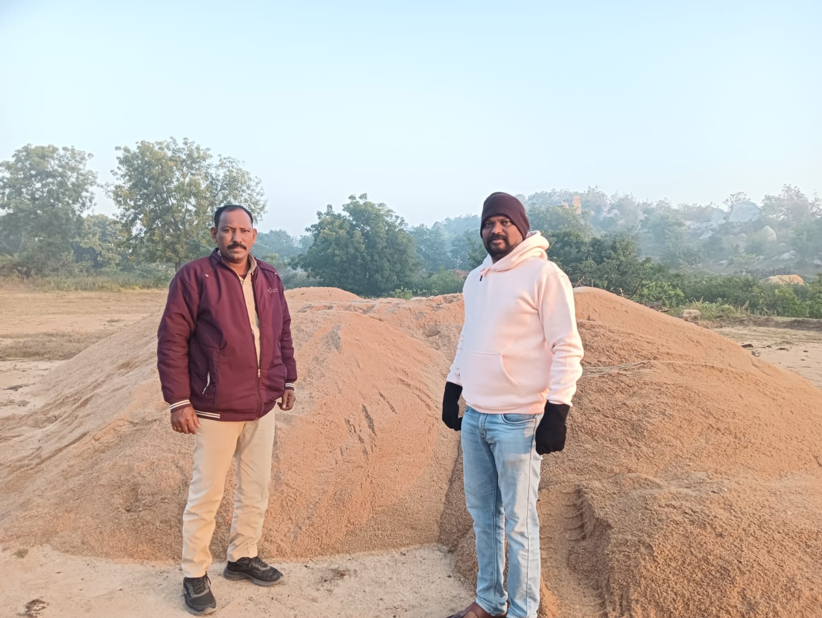 అక్రమ ఇసుక రవాణా చేసే ట్రాక్టర్ యజమానులపై, డ్రైవర్ లపై కేసులు తప్పవు- తహశీల్దార్*