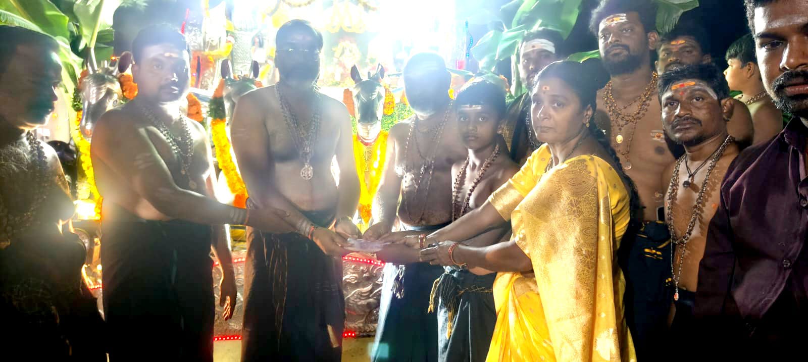 అయ్యప్ప దేవాలయ నిర్మాణానికి 20,000 రూపాయలు విరాళం ఇచ్చిన దండు నాగేశ్వరరావు కుటుంబం