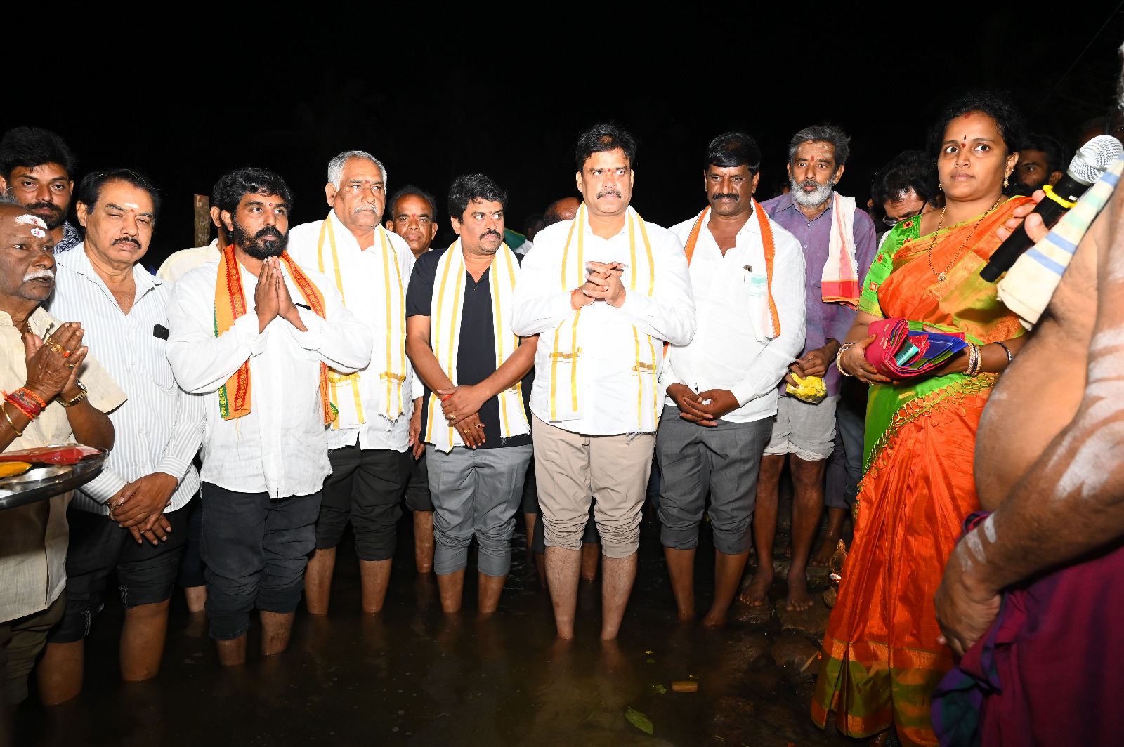 వైభవంగా గోదావరి మాతకు పంచహారతి