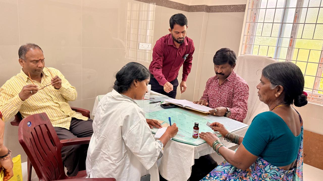 DM&HO Sir పుట్ల Srinivas గారు మరియు కేశ రవి డిప్యూటీ గారు, PHC వైద్యాధికారి Y.PRIYANKA వైద్య సిబ్బంది.