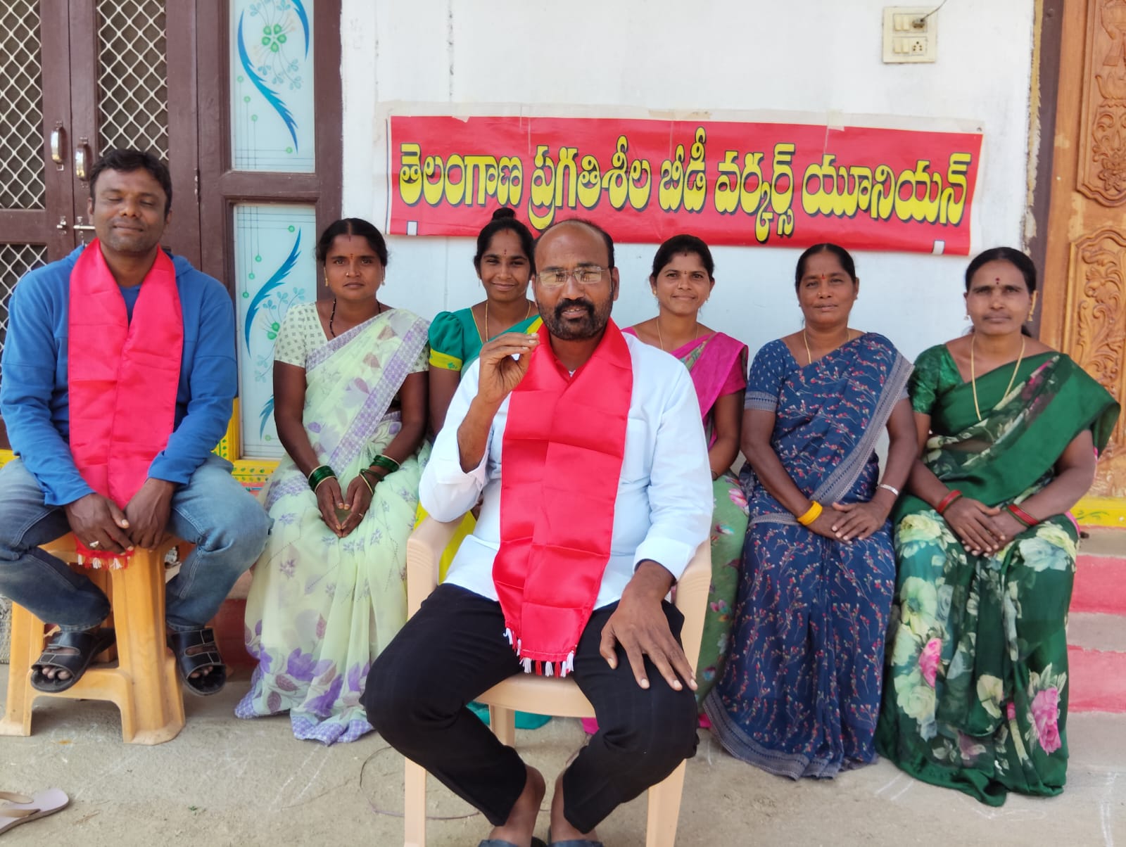 దేశాయి బ్రదర్స్ యాజమాన్యం సమస్యల పరిష్కారంపై ద్రుష్టి సారించాలి..!