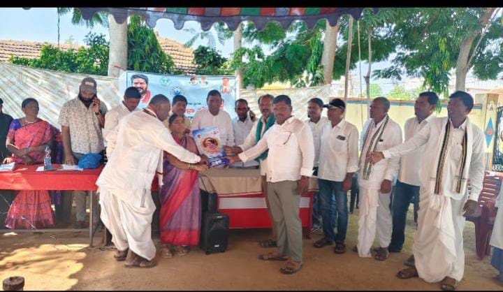 ఇందిరమ్మ చీరలు పంపిణీ చేసిన కాంగ్రెస్ నాయకులు…