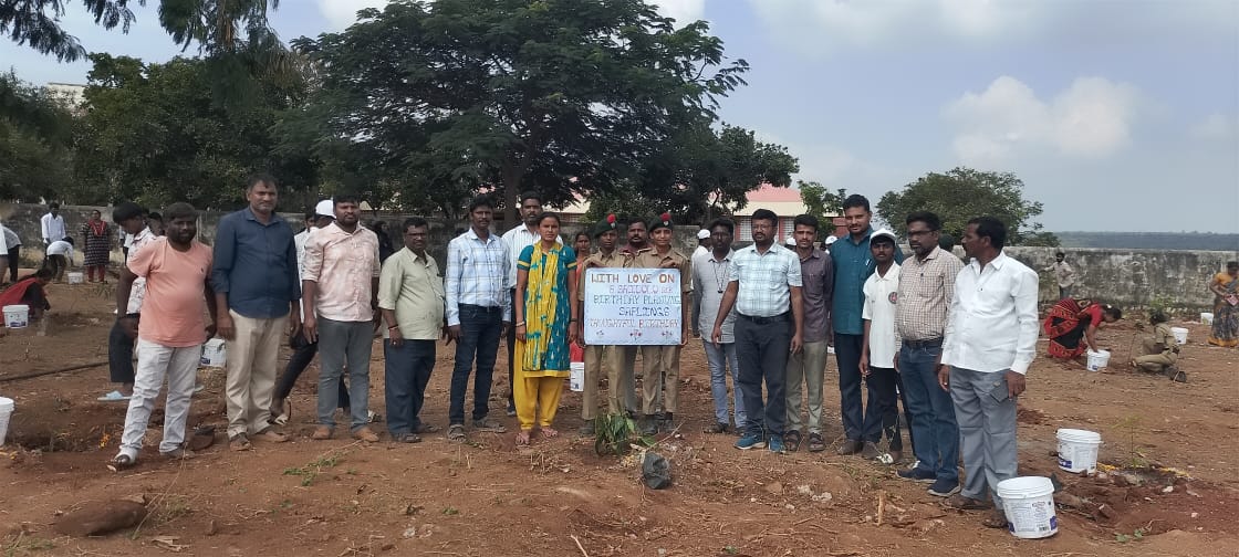 మొక్కలు నాటిన గురుకుల విద్యార్థులు