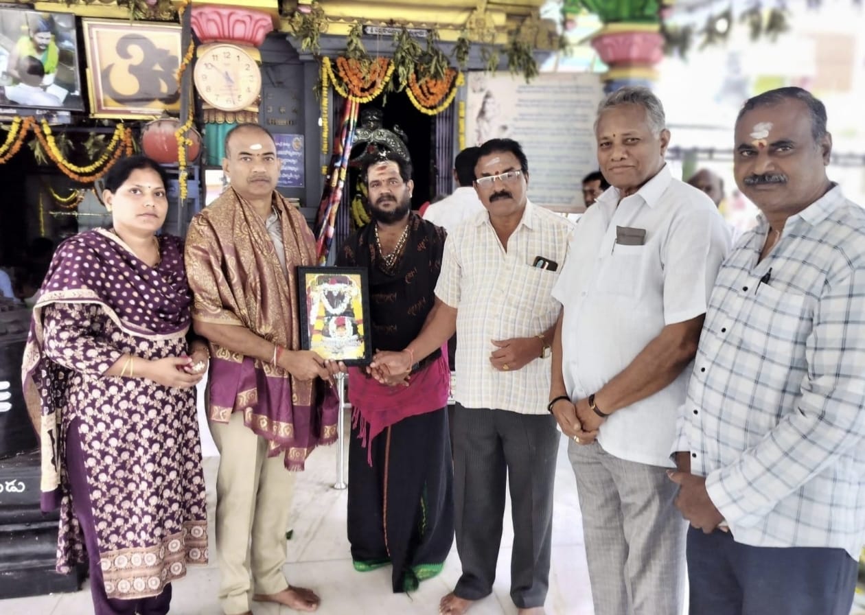 బోగ లింగేశ్వర స్వామిని దర్శించిన ఐఏఎస్ రాజశేఖర్