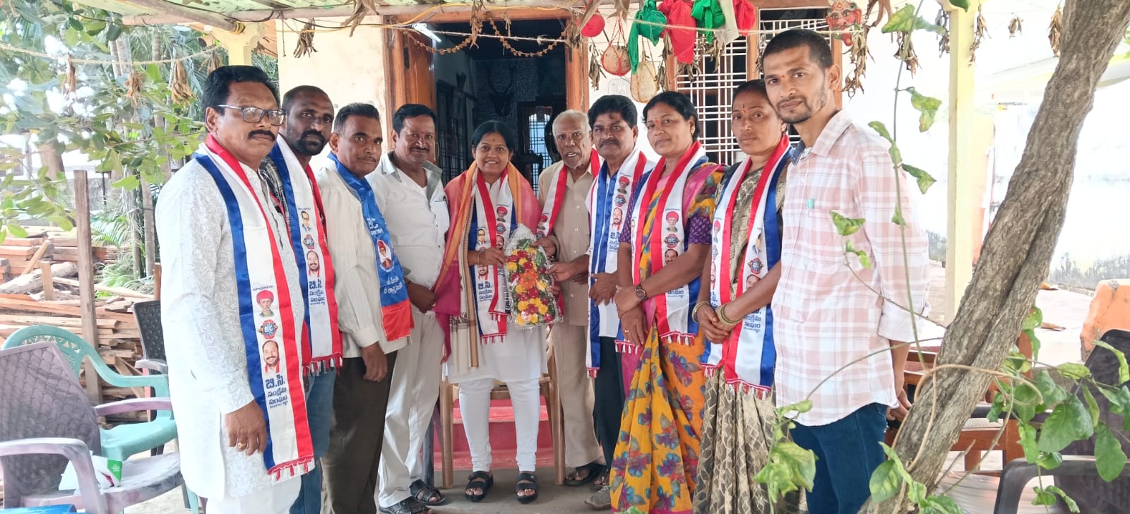 కొత్తగూడెంలో బీసీ సంఘం నాయకుల చేతుల మీదుగా కొత్త కాంగ్రెస్ అధ్యక్షురాలు దేవి ప్రసన్నకు ఘన సన్మానం
