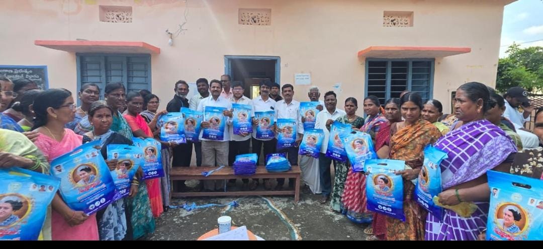 గుడిపల్లి మండలం లో ఇందిరమ్మ చీరల పంపిణీ.