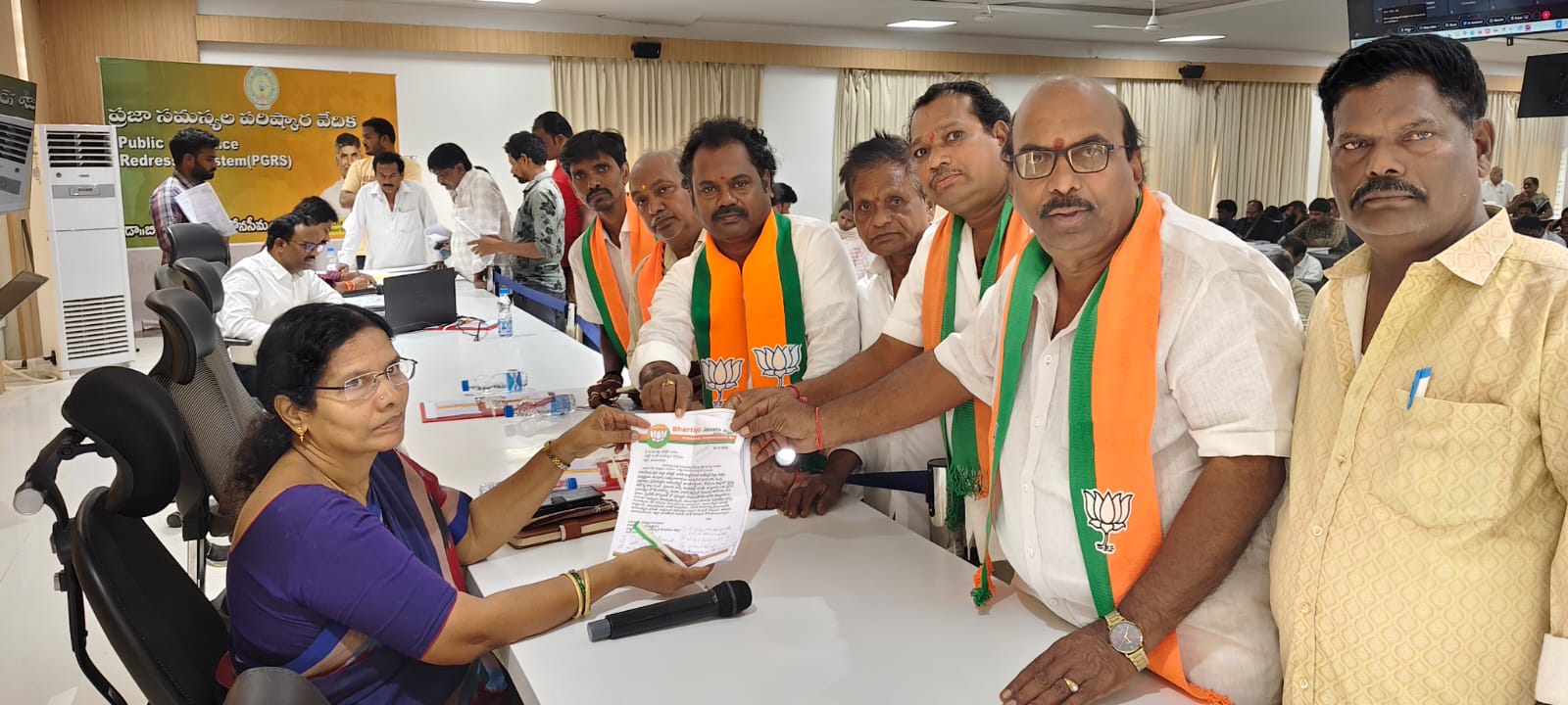 ప్రజా సమస్య పరిష్కార వేదికలో కేంద్ర ప్రభుత్వం ఆయుష్మాన్ భారత్ కార్డు