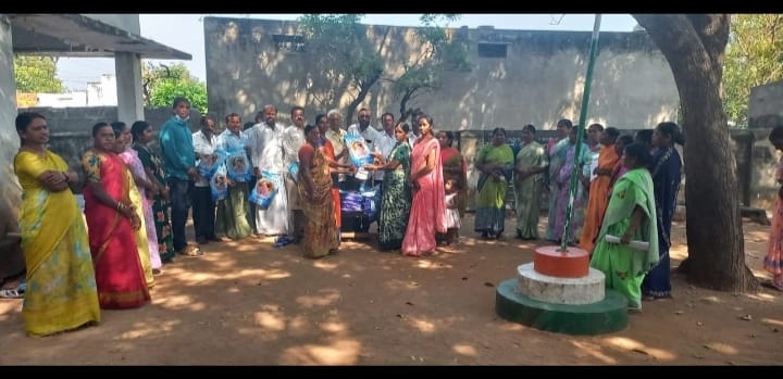 ఈరోజు ఎల్కతుర్తి మండలం వీరనారయణపూర్ గ్రామం మహిళ స్వయం సహాయక సంఘం అక్కా చెల్లెళ్లకు రేవంత్ అన్న ప్రభాకర్ అన్న కానుకగా ఇందిరా మహిళా శక్తి చీరలను పంచిన గ్రామ కాంగ్రెస్ నాయకులు.