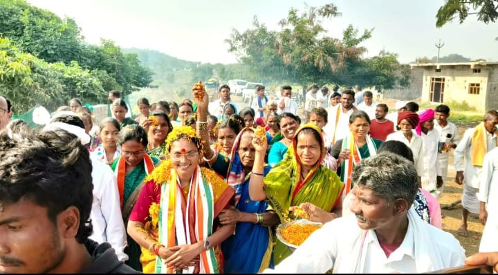 జిల్లా సరిహద్దులో డీసీసీ అధ్యక్షురాలు ఆత్రం సుగుణక్కకు డప్పుల వాయిద్యాలతో ఘన స్వాగతం