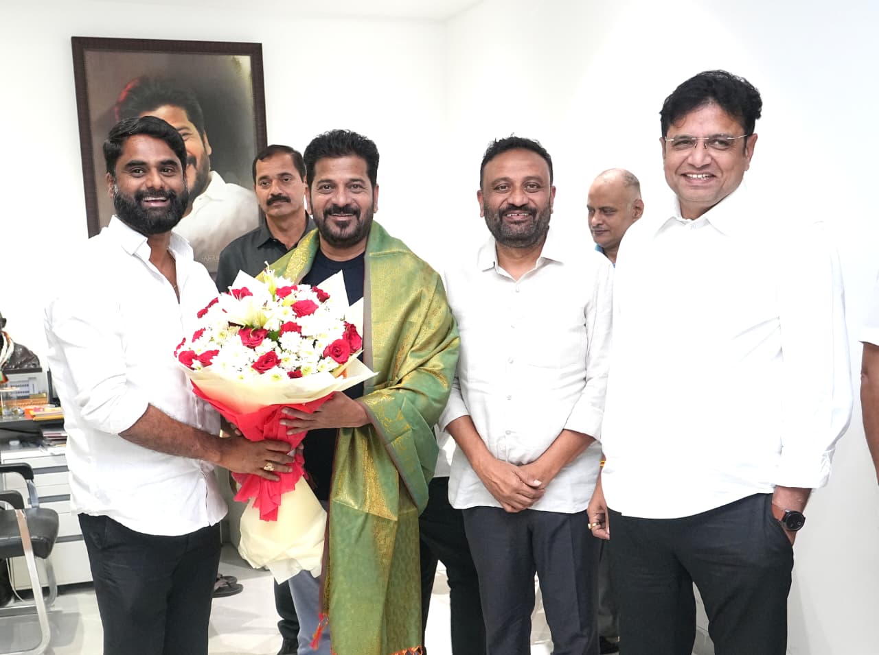 సీఎం రేవంత్ రెడ్డిని కలిసిన ఎమ్మెల్యే తోట లక్ష్మీ కాంతారావు , డీసీసీ అధ్యక్షులు ఏలే మల్లికార్జున్