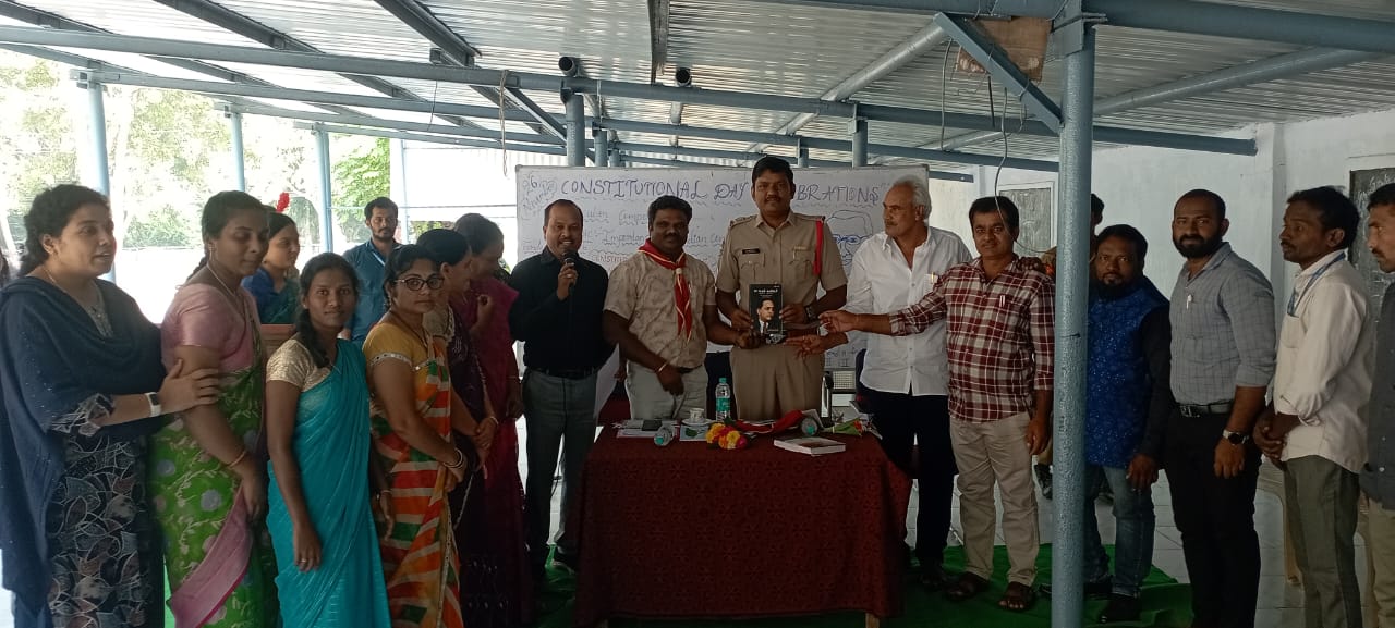 రాజ్యాంగ విలువలు తెలుసుకోవాలి : మణుగూరులో విద్యార్థులకు సిఐ నాగబాబు సూచనలు