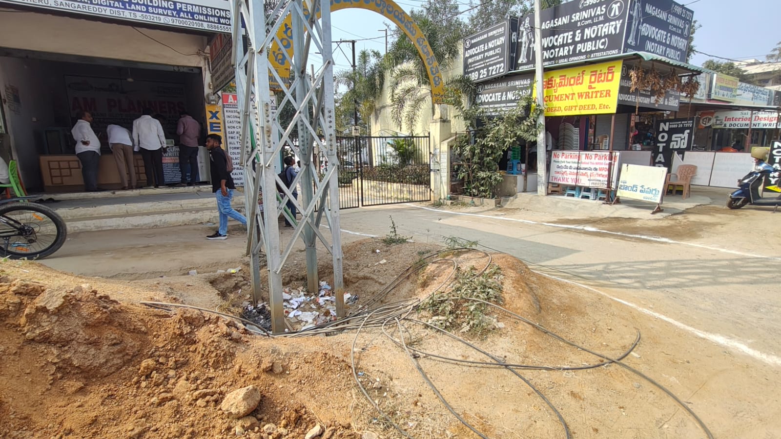 పటాన్‌చేరు ఎంపిపి కార్యాలయం ఎదుట విద్యుత్ శాఖ నిర్లక్ష్యం