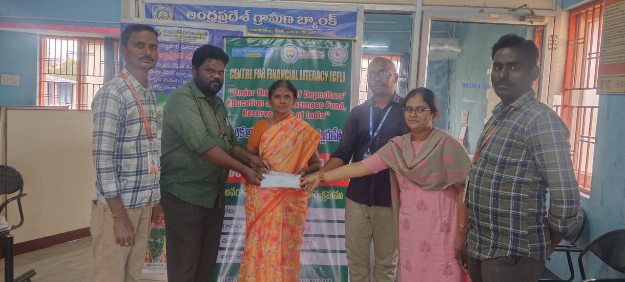 ఆంధ్ర ప్రదేశ్ గ్రామీణ బ్యాంకు మేనేజర్ వి.వినోద్ కుమార్ రెడ్డి చేతుల మీదుగా ఆర్థిక భరోసా