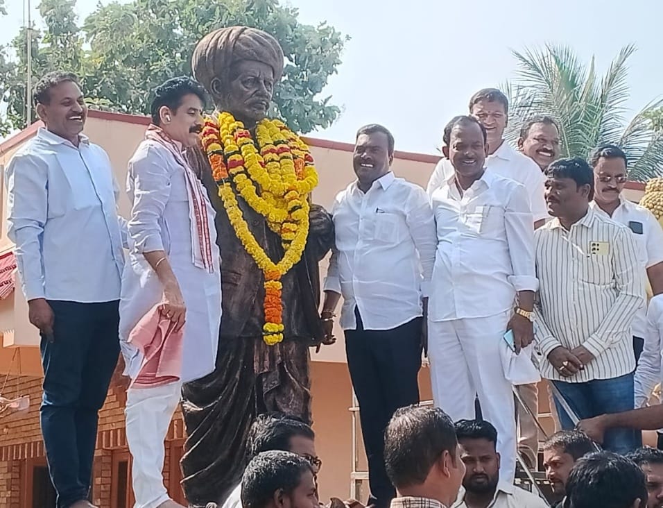 జ్యోతిరావు పూలేకు ఘన నివాళి