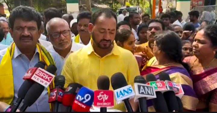 ఆరోపణల నేపథ్యంలో మంత్రి సంధ్యారాణి పీఎస్‌ బందాపు సతీష్‌ రాజీనామా