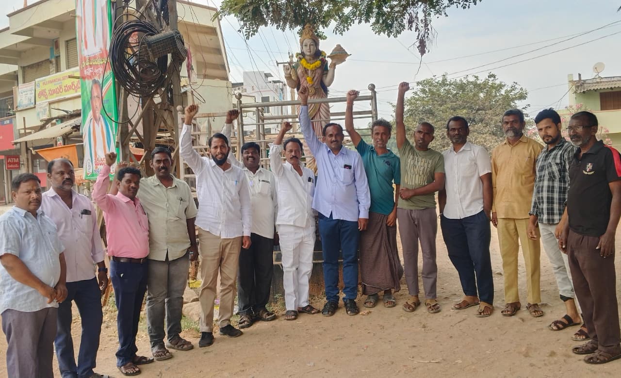 ఐజ మండల కేంద్రంలో దీక్ష దివాస్ సందర్భంగా తెలంగాణ తల్లికి పూలమాల