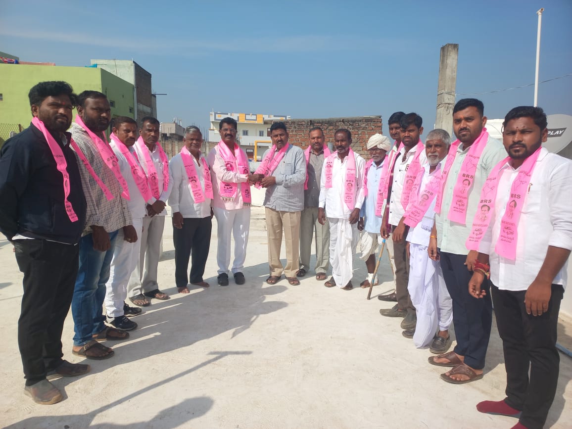 బి ఆర్ ఎస్ లో చేరిన మాజీ ఉప సర్పంచ్, గ్రామస్తులు…