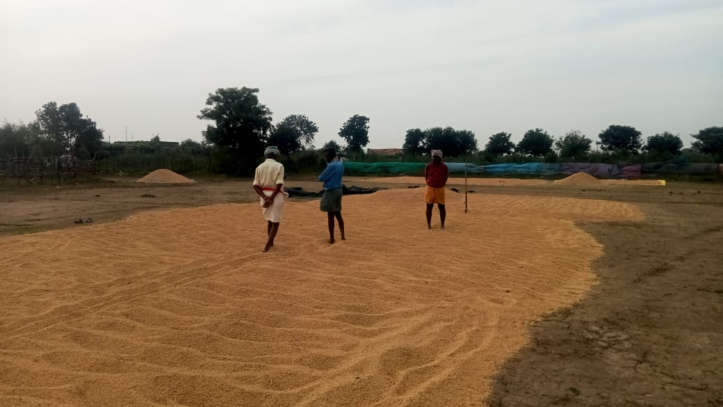 ఐకెపి కేంద్రాల వద్ద రైతుల ఎదురు చూపులు