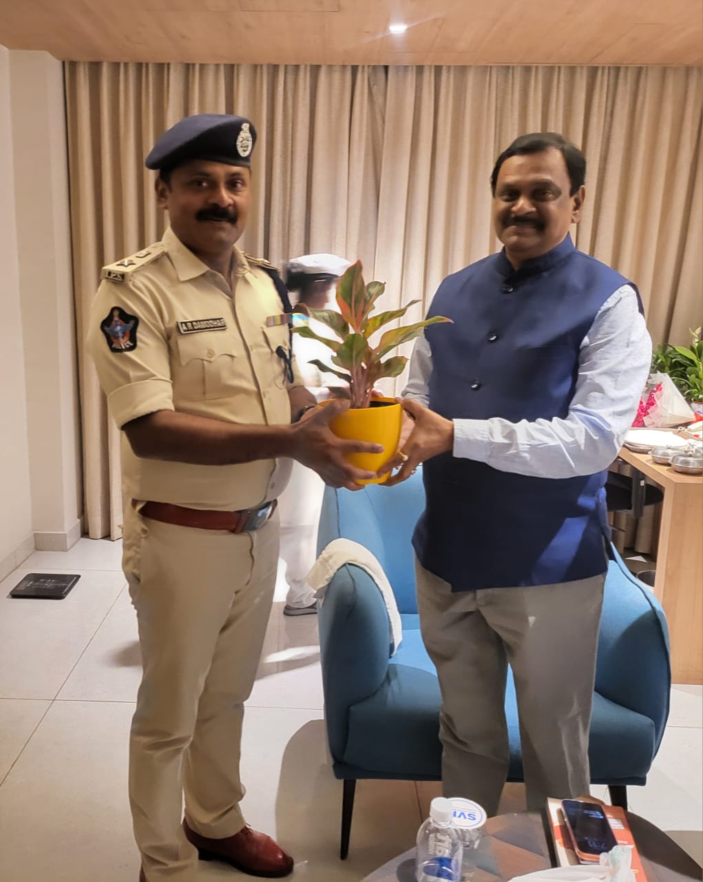 జిల్లా ఎస్పీ ఏ.ఆర్.దామోదర్ హైకోర్టు న్యాయమూర్తిని కలిశారు