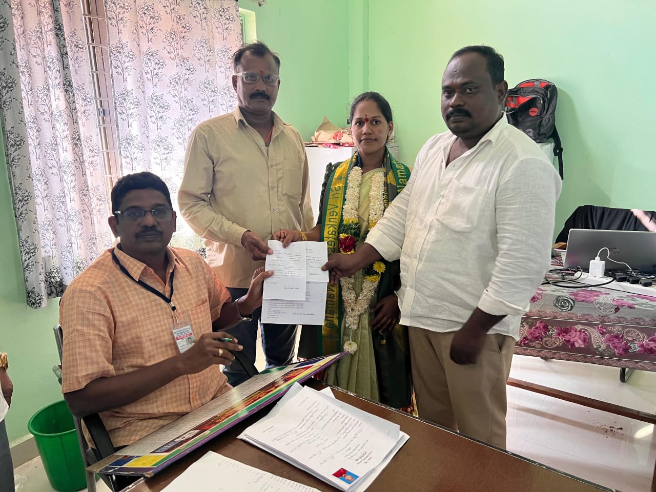 చేగుంట సర్పంచ్ అభ్యర్థి గా సండ్రుగు స్రవంతిచేగుంట డిసెంబర్ 1,చేగుంట గ్రామ సర్పంచ్ అభ్యర్థి గా కాంగ్రెస్ పార్టీ బలపరిచిన ప్రముఖ సంఘాసేవకులు సండ్రుగు సతీష్ సతీమణి స్రవంతి సోమవారం ఎంపిడీఓ