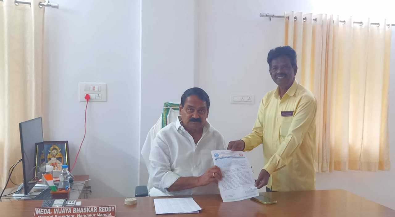 క్రీడా మైదానంలో పిచ్చి మొక్కలను తొలగించాలని మేడా విజయభాస్కర్ రెడ్డి కి వినతిపత్రం అందజేసిన, సామ్రాజ్