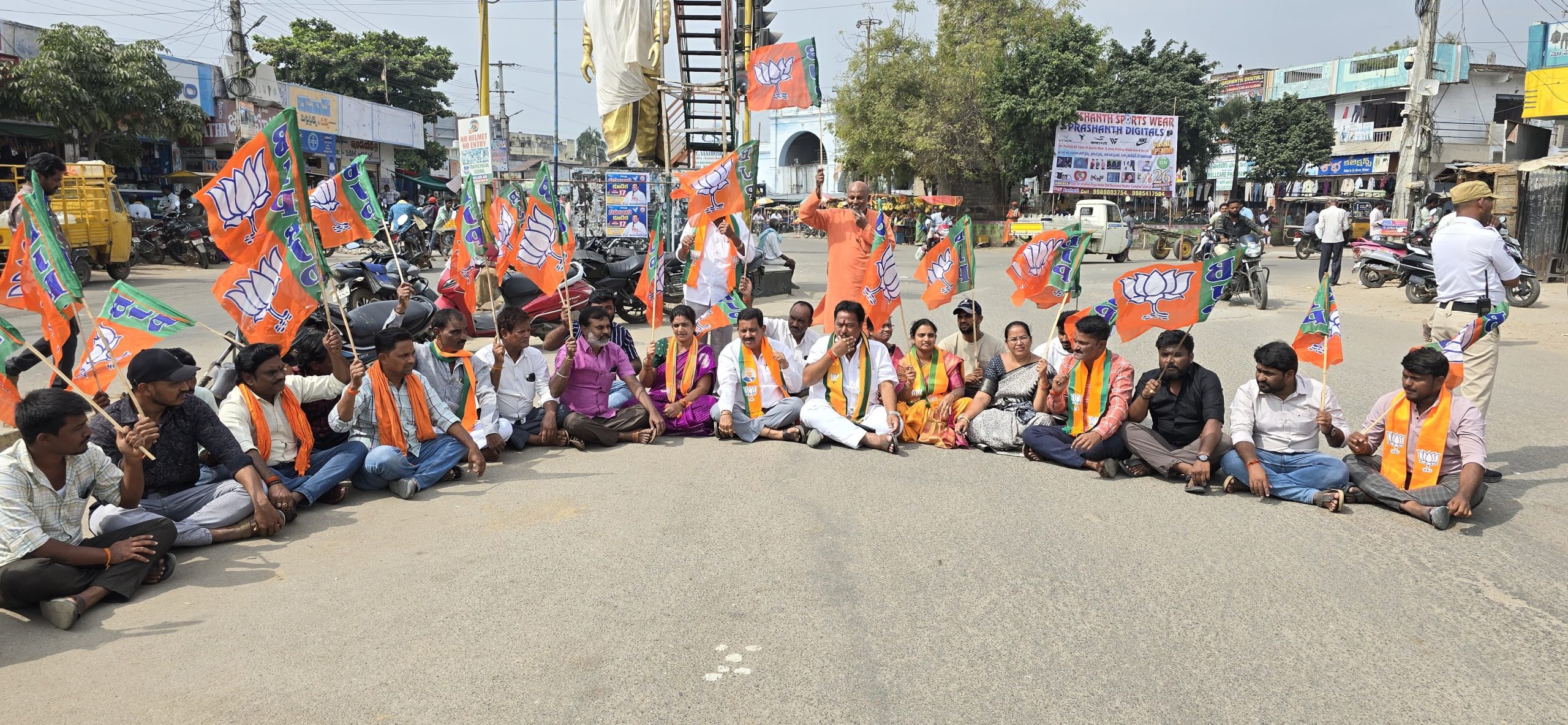 తుగ్లక్ ముఖ్యమంత్రి హిందువులకు బహిరంగంగ క్షమాపణ చెప్పాలి..