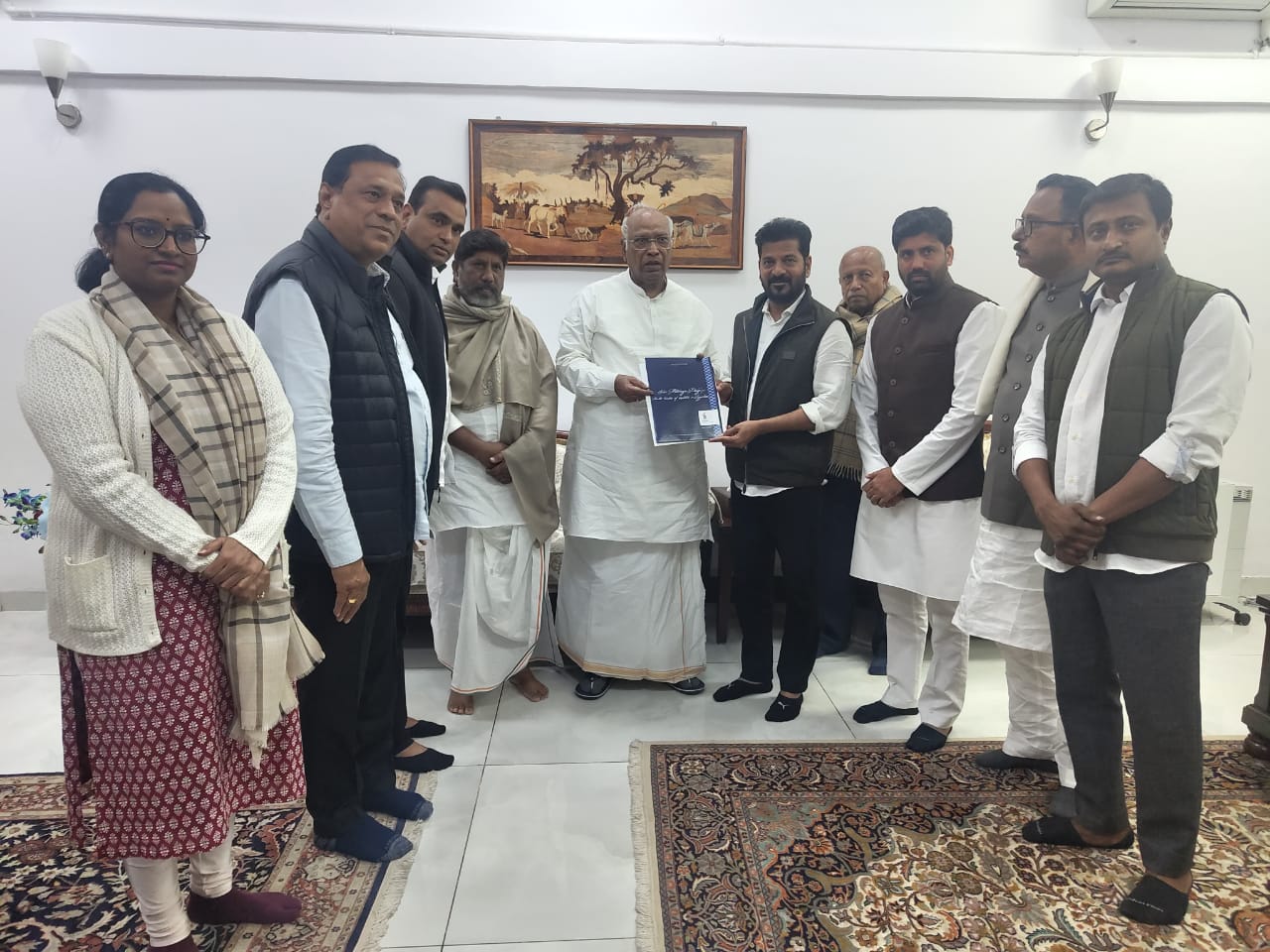 ముఖ్యమంత్రి శ్రీ ఎ. రేవంత్ రెడ్డి  న్యూఢిల్లీలో ఏఐసీసీ అధ్యక్షుడు, రాజ్యసభలో ప్రతిపక్ష నేత శ్రీ మల్లికార్జున ఖర్గేకు మర్యాదపూర్వకంగా కలిశారు