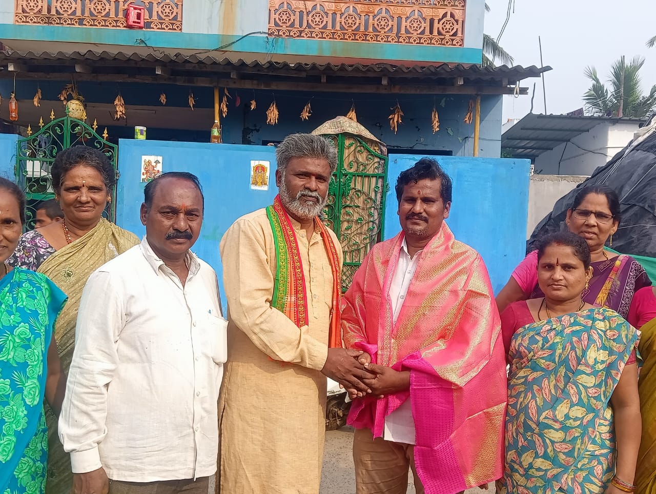 ఉదారస్వభావం, మంచి మనసున్న  సంగాడి శ్రీనివాస్ వారి ని దుస్సాలువతో చిరు సత్కారం