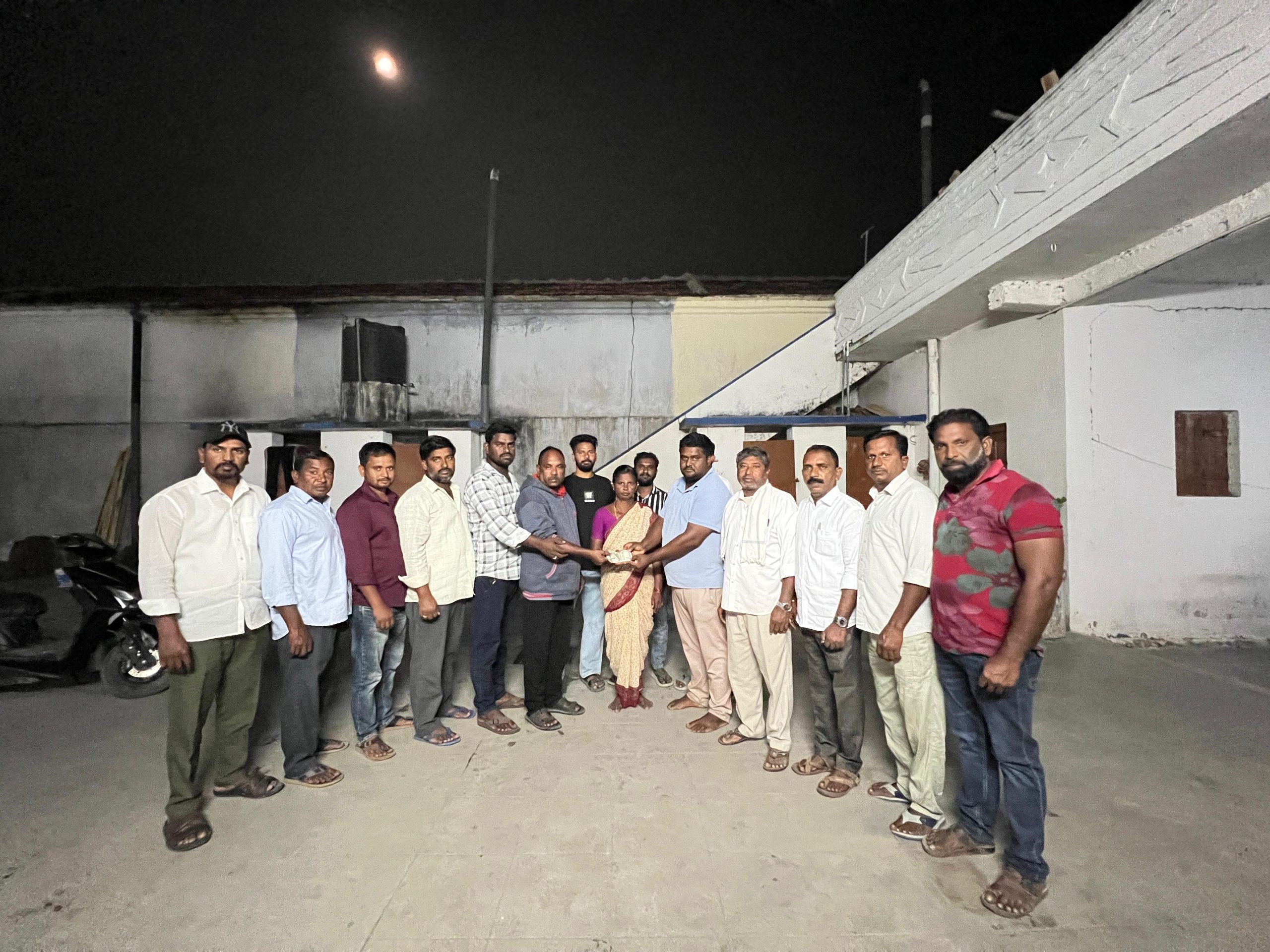 రావుట్ల గ్రామ సర్పంచ్ అభ్యర్థి , కోడిగేల రాజుకు ఆర్థిక సహాయం.