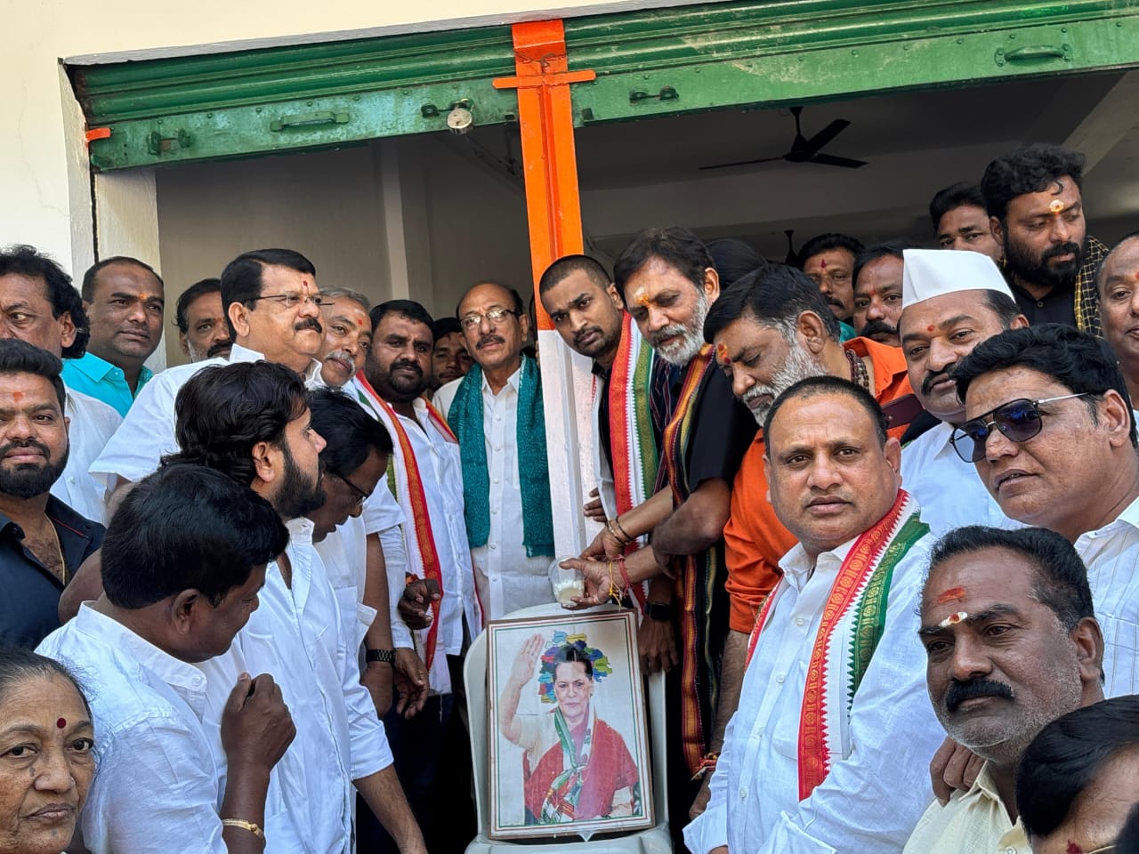 కాంగ్రెస్ భవన్ నందు ఘనంగా సోనియా గాంధీ జన్మదిన వేడుకలు