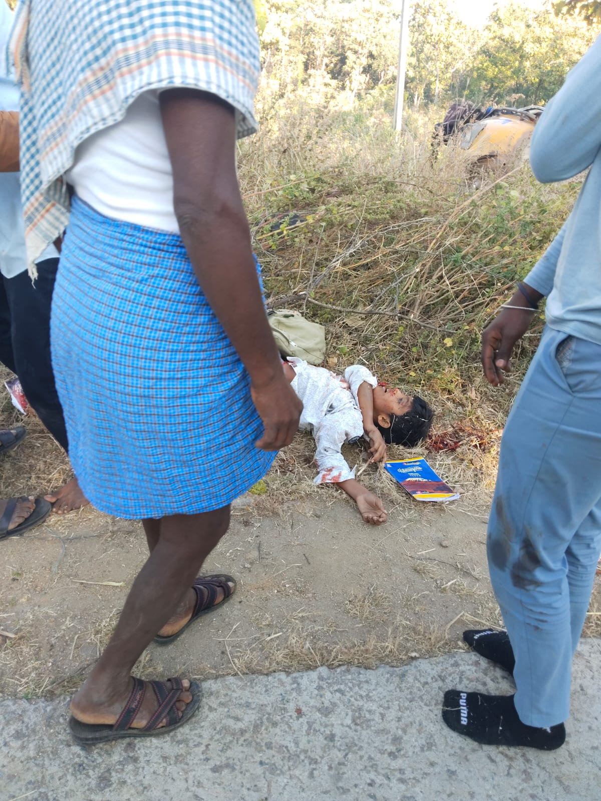 స్కూల్ ఆటో బోల్తా పడి టెన్త్ విద్యార్థి మృతి..