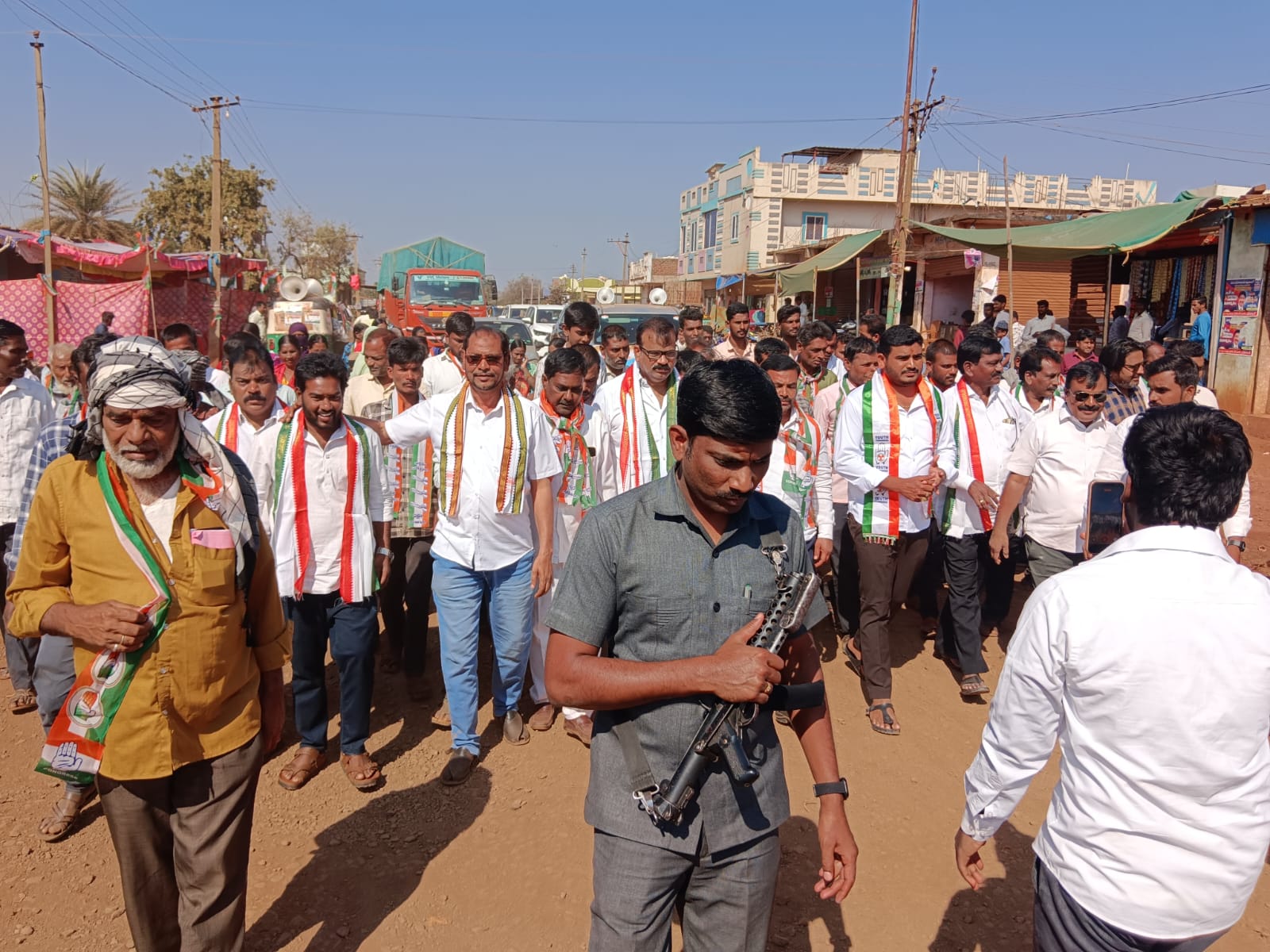 శెఖపుర్‌ గ్రామంలో కాంగ్రెస్ శెట్టి నర్సింలు అభ్యర్థికి భారీ రోడ్‌షో మద్దతు