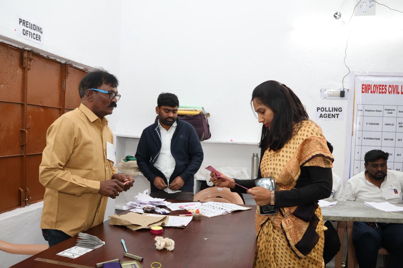 ఓటు కోసం తరలివచ్చిన పల్లె ఓటర్లు