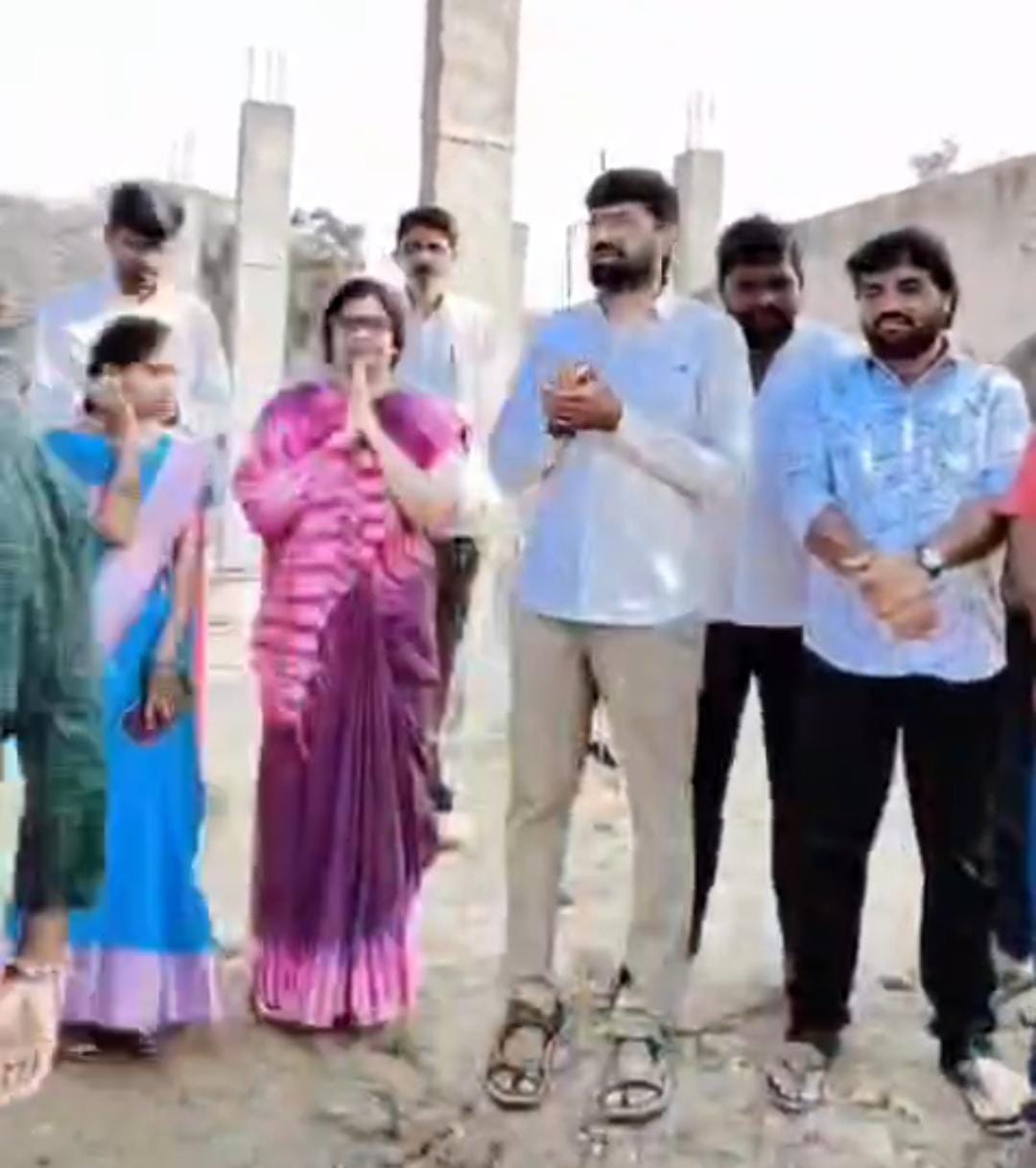 ప్రచారంలో దూసుకుపోతున్న  సర్పంచ్ అభ్యర్థి ఉష్కమల్ల విజయలక్ష్మి పున్నంచంద్.