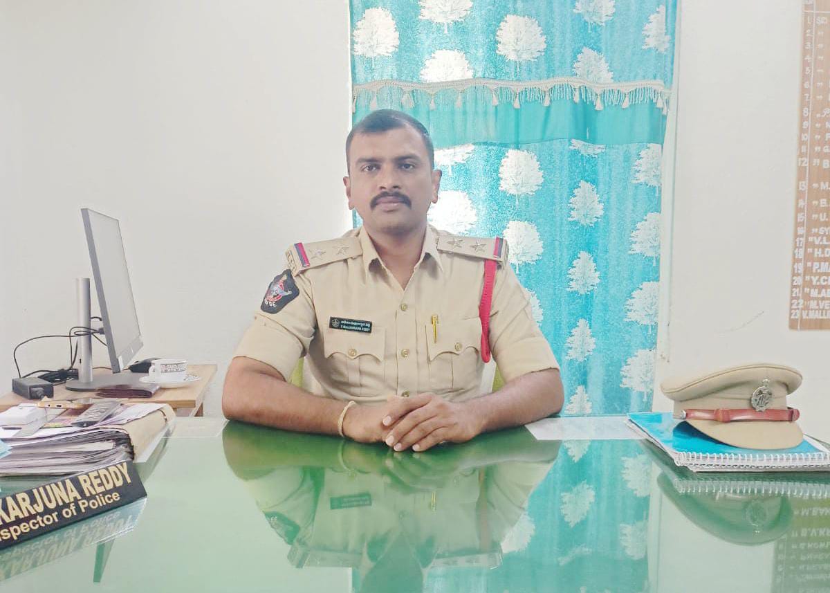 ఆవులను రోడ్లపైకి వదిలితే చర్యలు:- ఎస్సై మల్లికార్జున రెడ్డి