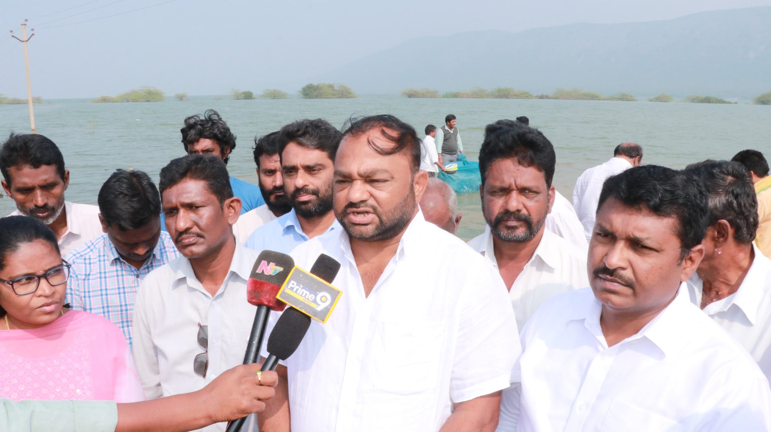 సోమశిల బ్యాక్ వాటర్ నందు చేప పిల్లలను వదిలిన – తెదేపా నియోజకవర్గ ఇన్చార్జ్ చమర్తి జగన్ మోహన్ రాజు.