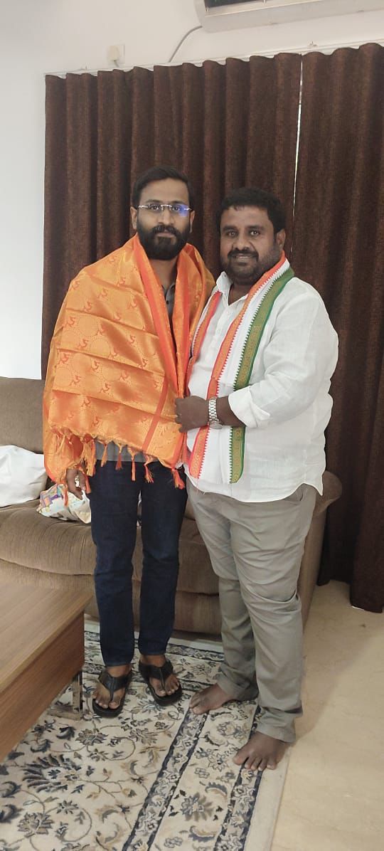 ఎమ్మెల్సీ బలమురి వెంకట్ ను కలిసిన కాంగ్రెస్ పట్టణ అధ్యక్షుడు.