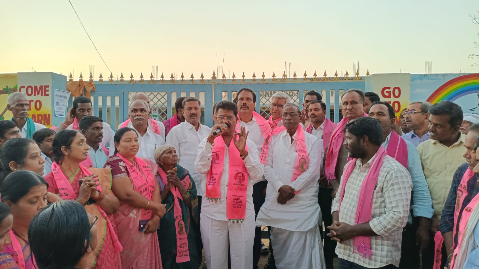 పిట్లం మండలంలో జోరుగా ప్రచారం – మాజీ ఎమ్మెల్యే హన్మంత్ షిండే  ప్రజల్లో సందడి