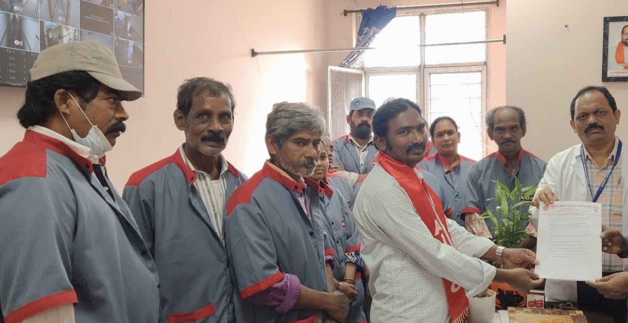 ఆసుపత్రి కార్మికులు కనీస వేతనం అములు చేయాలి :  కోన లక్ష్మణ డిమాండ్