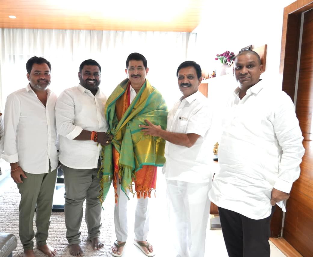 సీఎం సలహాదారునీ కలిసిన కాంగ్రెస్ నేతలు..!