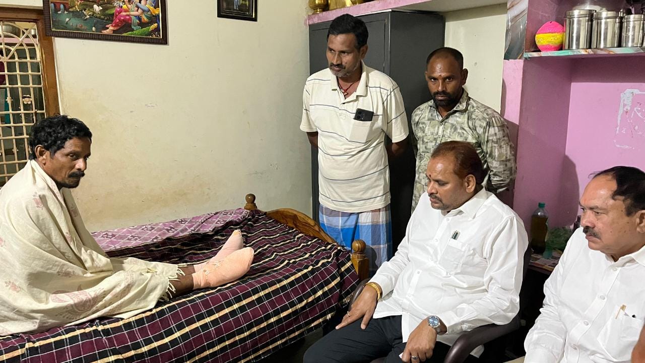 బాధితుడి చెంతకు ‘చిన్న శ్రీను’: విద్యుత్ ప్రమాద బాధితుడికి భరోసా ఇచ్చిన జిల్లా పరిషత్ చైర్మన్