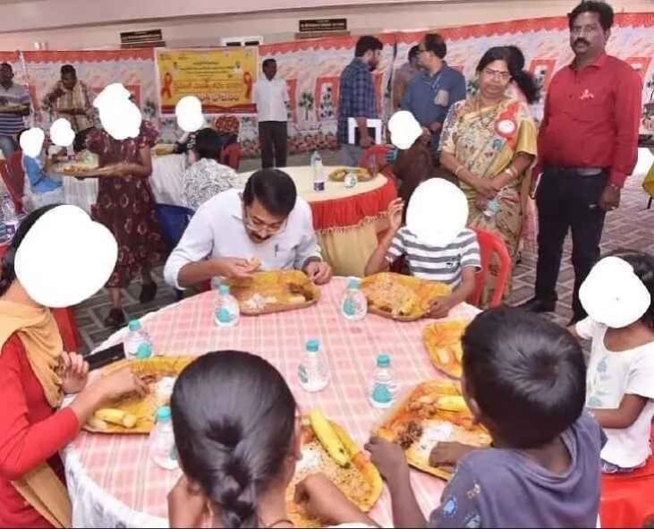 వివక్ష వద్దు, వారు సమాజంలో భాగమే’: బాధితులతో కలెక్టర్ భోజనం