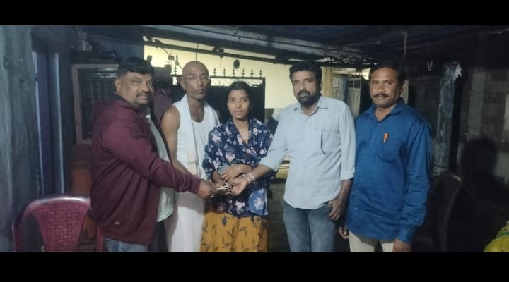 మరణించిన స్నేహితుని కుటుంబానికి ఆర్థిక సహాయం చేసిన మిత్రులు