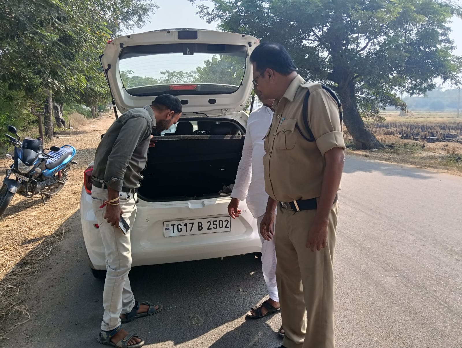 పంచాయతీ ఎన్నికల కోడ్ సందర్భంగా వాహనాలు తనిఖీలు…