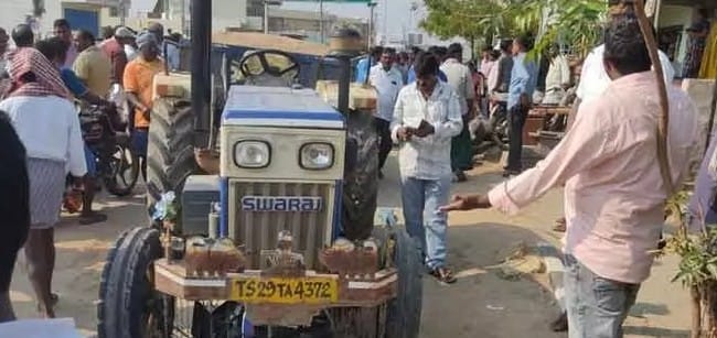 ఇసుక ట్రాక్టర్ ఢీకొని వ్యక్తి మృతి