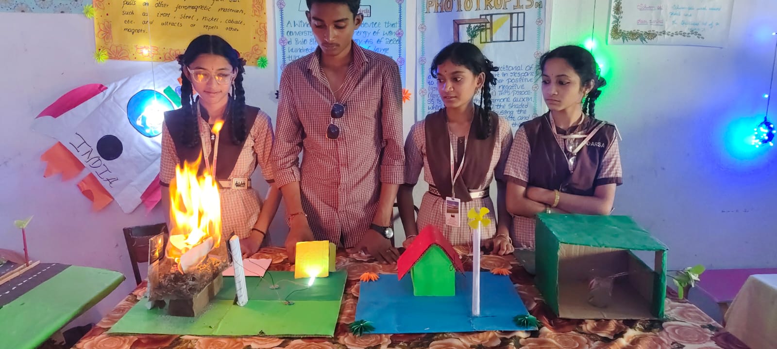 ఆదర్శ హై స్కూల్లో విజ్ఞాన ప్రదర్శన