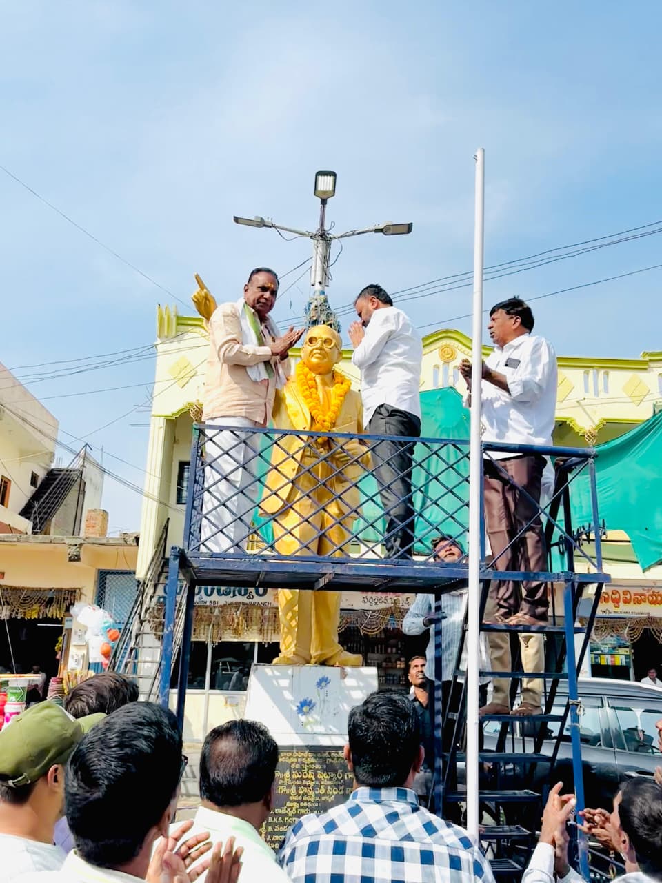 అంబేద్కర్ విగ్రహానికి నివాళులు అర్పించిన ఎమ్మెల్యే …