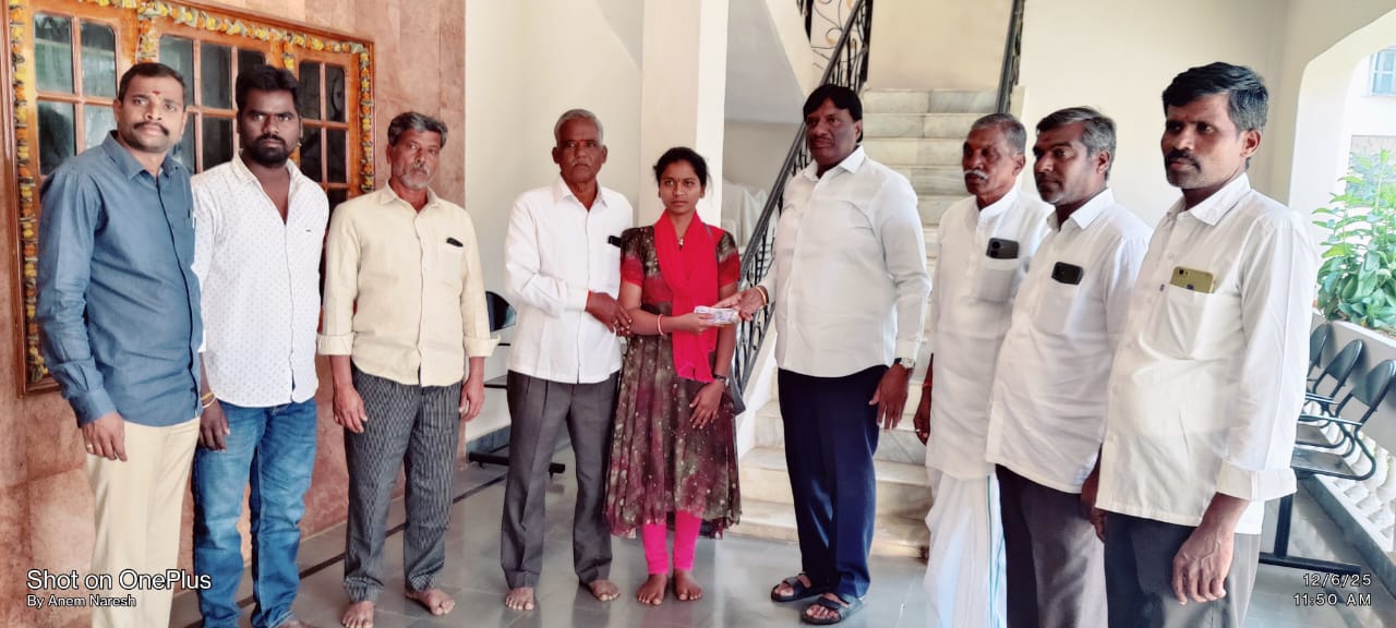 వైద్య విద్యార్థినికి ఆర్థిక సహాయం చేసిన మాజీ ఎమ్మెల్యే కొప్పుల మహేష్ రెడ్డి .